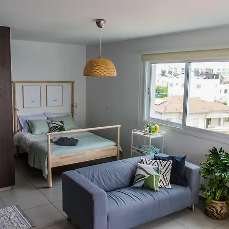 Mr & Mrs V Studio Apartment *